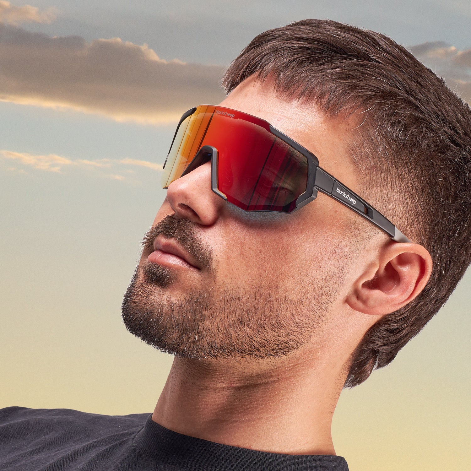 Model mit der Black Pearle Sportsonnenbrille von Blacksheep Eyewear