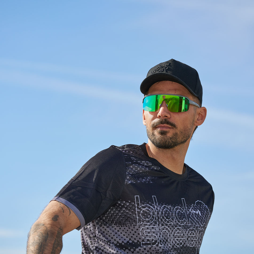 Bekleidung und Merch